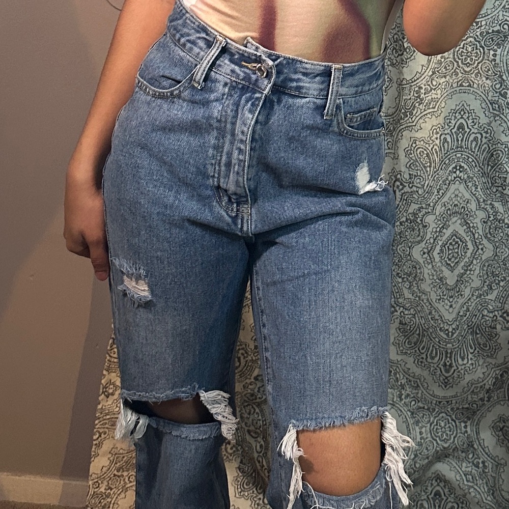 PrettyLittleThing High Rise ripped Jeans - Picture 3 of 4
